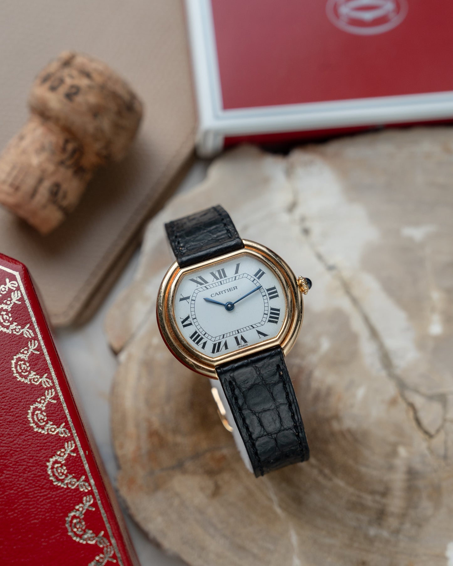 カルティエ エリプス 18K イエローゴールド、パリ ダイヤル、LM サイズ 1970 年代、18K フォールディング バックル付き